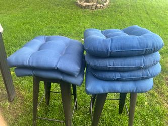 6 outdoor seat cushions 20”L x 21”W