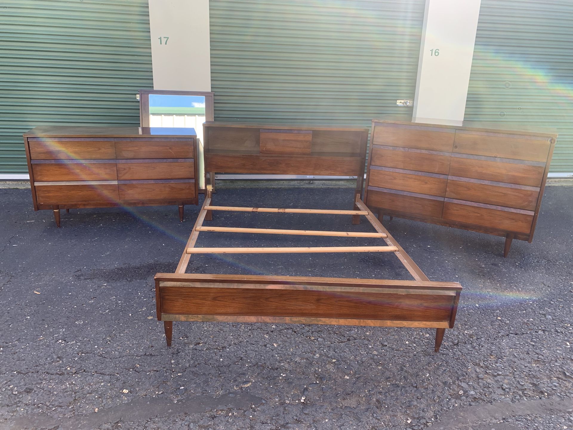 Mid Century Modern Twin Bedroom Set With 2 Dressers