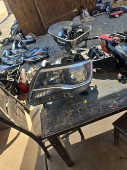 OEM | 2015 - 2020 Chevy Colorado Halogen Headlight (Left/Driver) (2680)