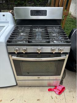 Gas range with oven