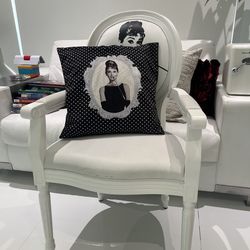 Chair vintage with pillow