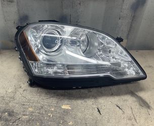 2009 2010 2011 Mercedes-Benz ML350 ML500 Right Passenger Side Headlight OEM