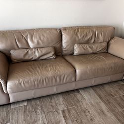 Sofa , this is a very nice leather sofa and love seat