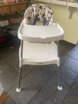 BABY HIGH CHAIR TURNS INTO TABLE AND CHAIR