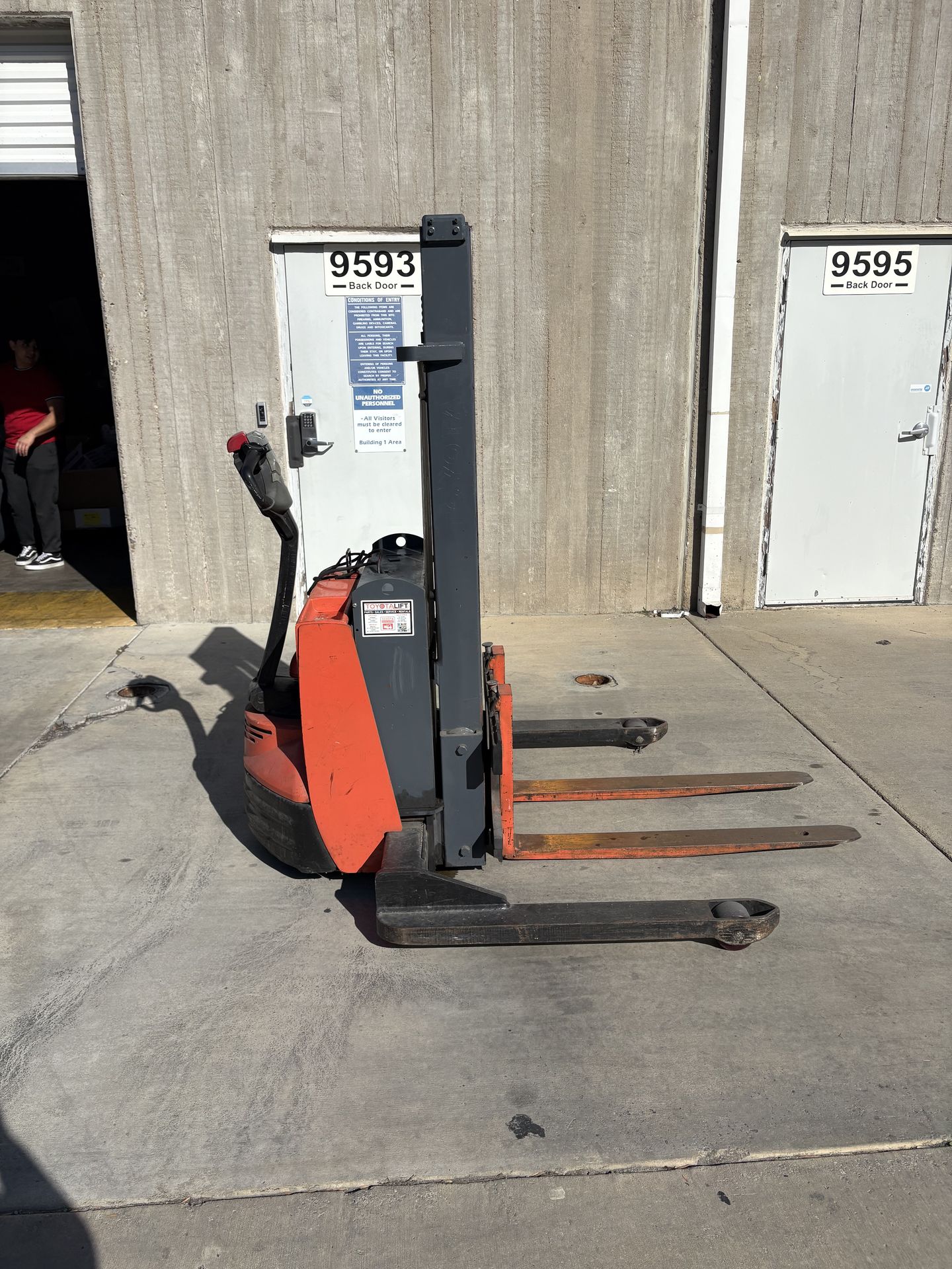 Toyota Walk-Behind Electric Forklift / Pallet Stacker – Works Great