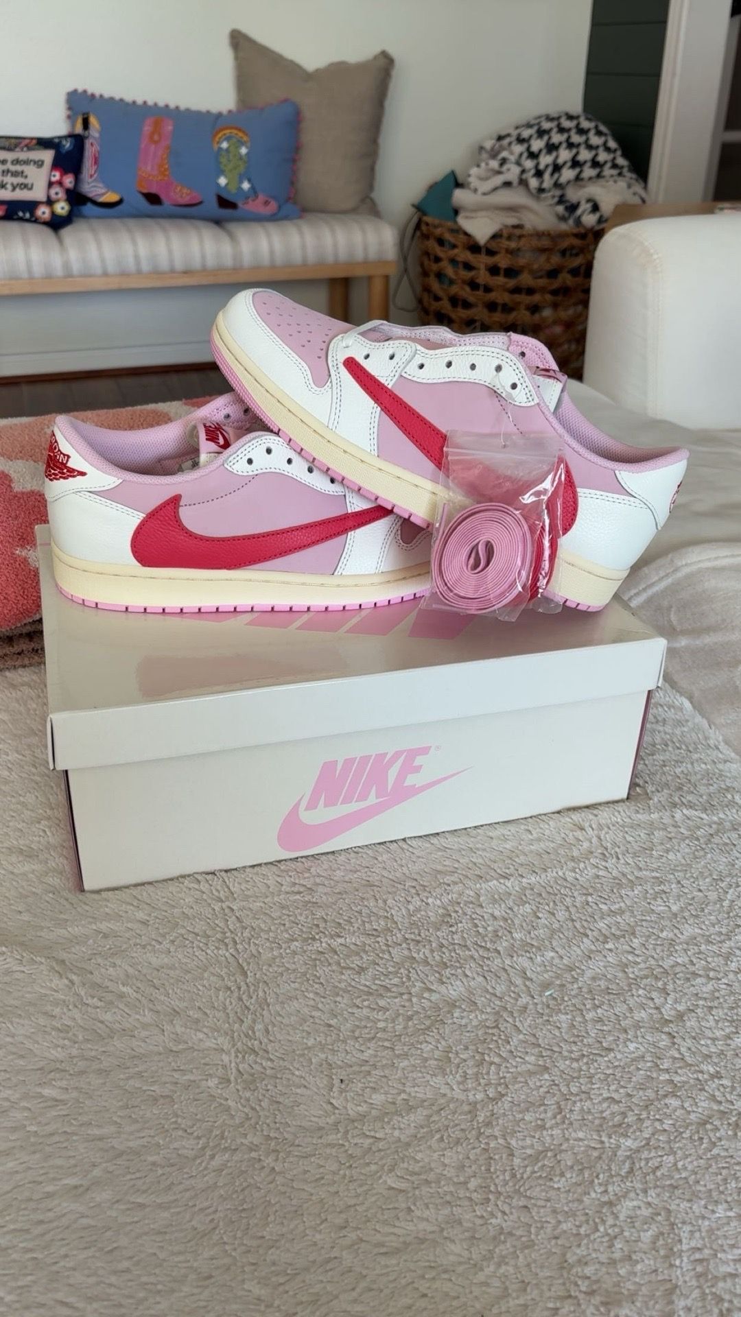 Jordan 1 low Travis Scott Tropical Pink Size 10