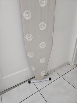 Ironing Board with Cover. Perfect Condition. Pre-owned. $10