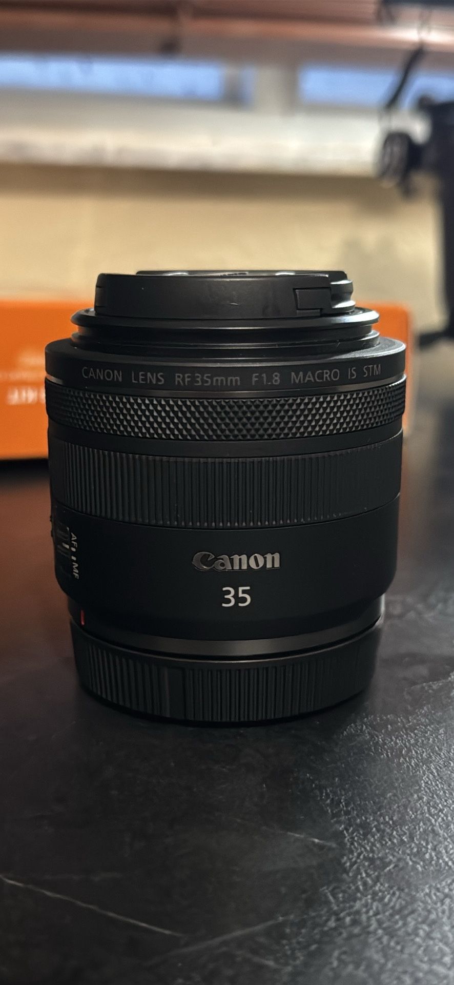 Canon RF 35 mm f1.8 Macro