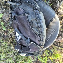 Adidas "YOUTH"Youth Catchers Glove. Located In Glendora 