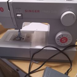 Singer Sewing Machine Like New Works Great Heavy Duty