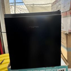 Hisense 1.6 Cu ft Single Door Mini Fridge, Black, Energy Star, 1 Year Warranty, WMSO17M6XBE New