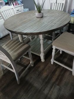 Dinnig Table