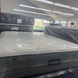 QUEEN SIZE SIMMONS BEAUTYREST HARMONY LUX MATTRESS & BOX SPRING BED SET 