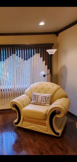 Selling my genuine italian leather Divani Casa Cleopatra sofa set.