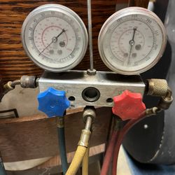 AC manifold vacuum gauges