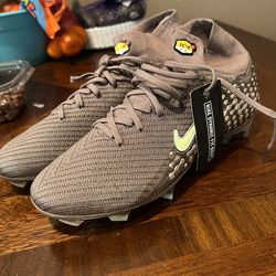 Soccer shoes