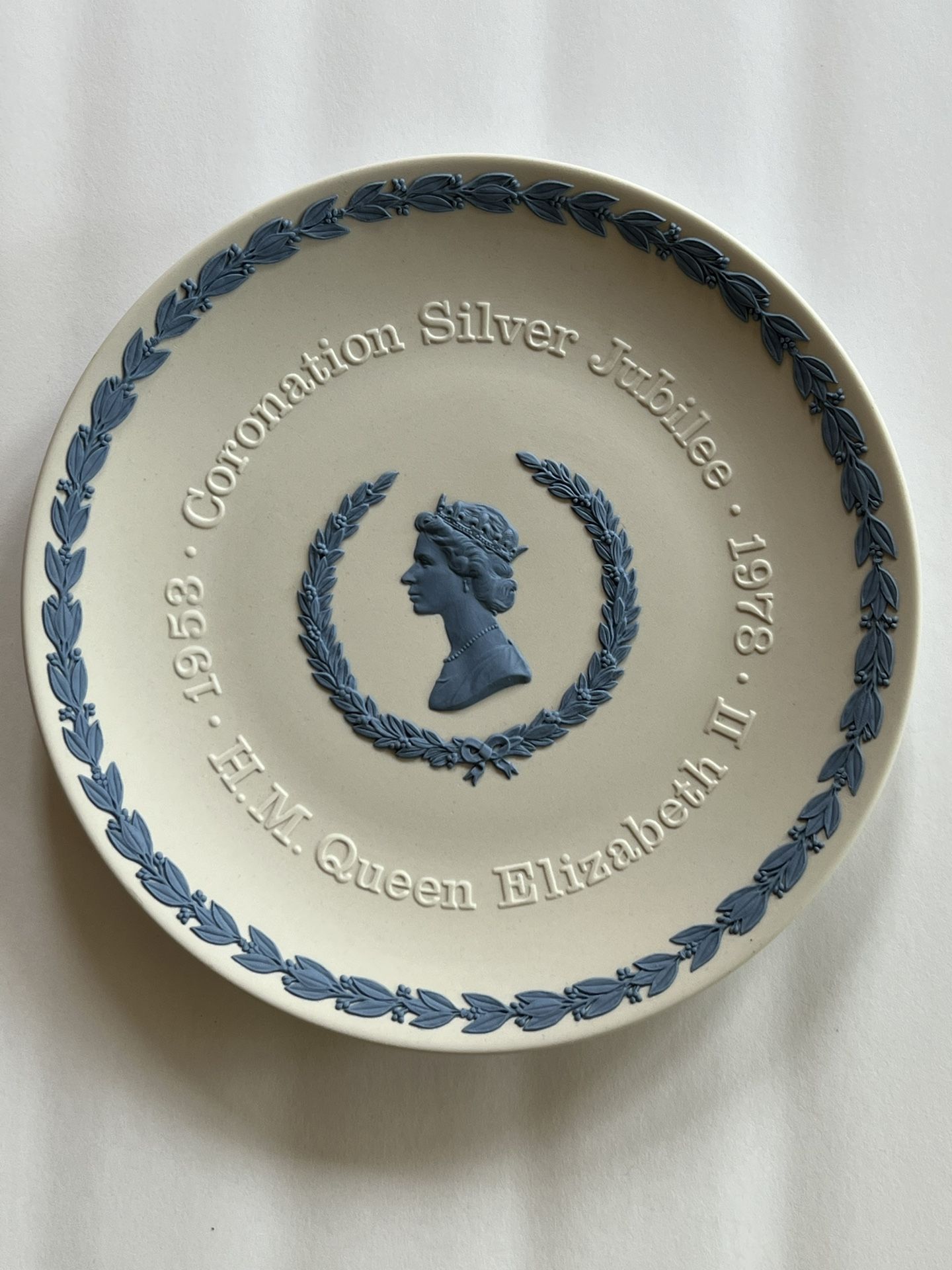 Queen Elisabeth II Silver Jubilee Wedgwood Plate