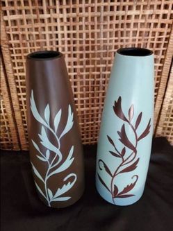 2 Decorative Vases