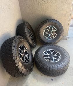Set of 4 Toyo Open Country M/T 37x12.50R17 Tires & 17” Jeep Wheels