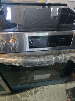 Frigidaire 30"  (5.3cu.ft.) capacity Freestanding front-control Electric range in Stainless Steel.