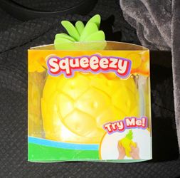 Squeezy squishy pineapple 🍍