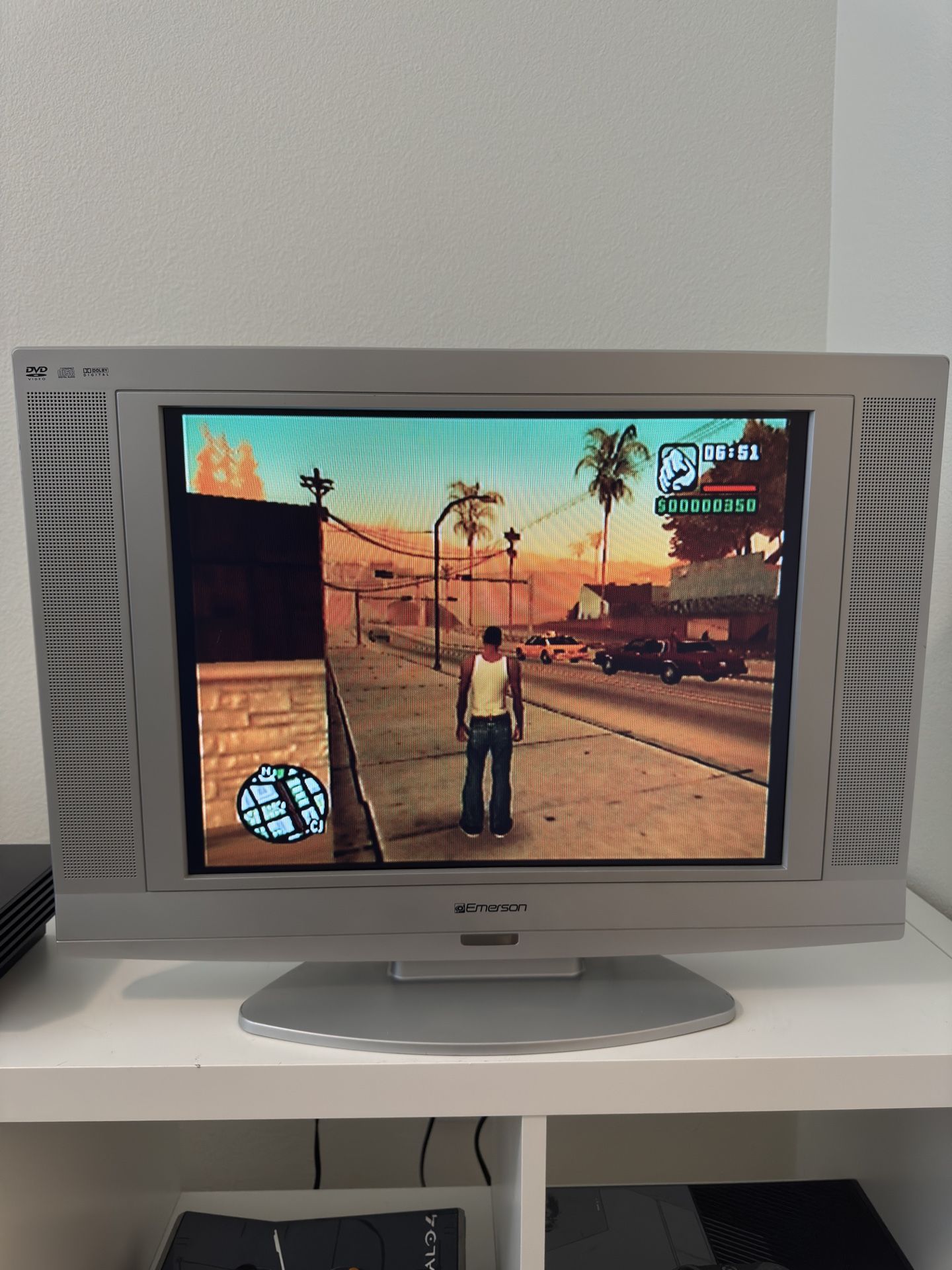 Emerson 20” LCD TV DVD COMBO Retro Gaming