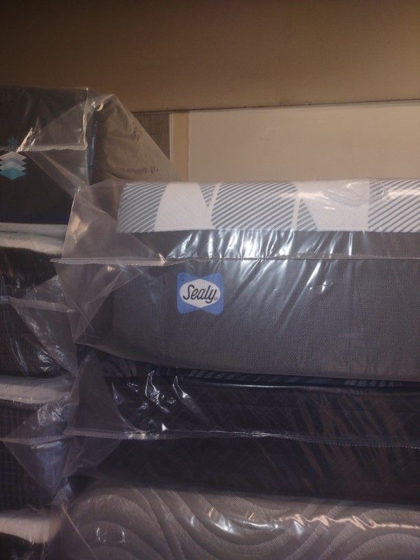 🎉🎉$599 🎉🎉 California King Sealy Memory Foam 14\