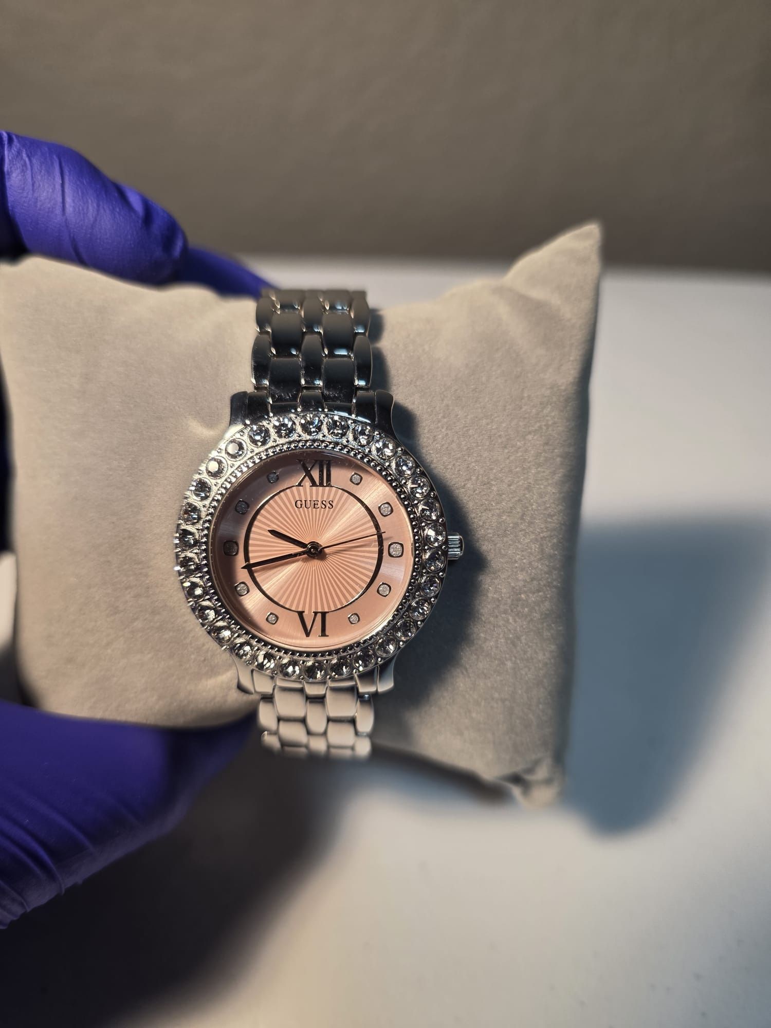 ✨ Guess U1062L2 Women’s Silver-Tone Watch – Pink Dial – Elegant & Feminine!