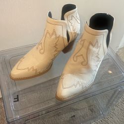 Boots Women’s Sz 37 White With Design