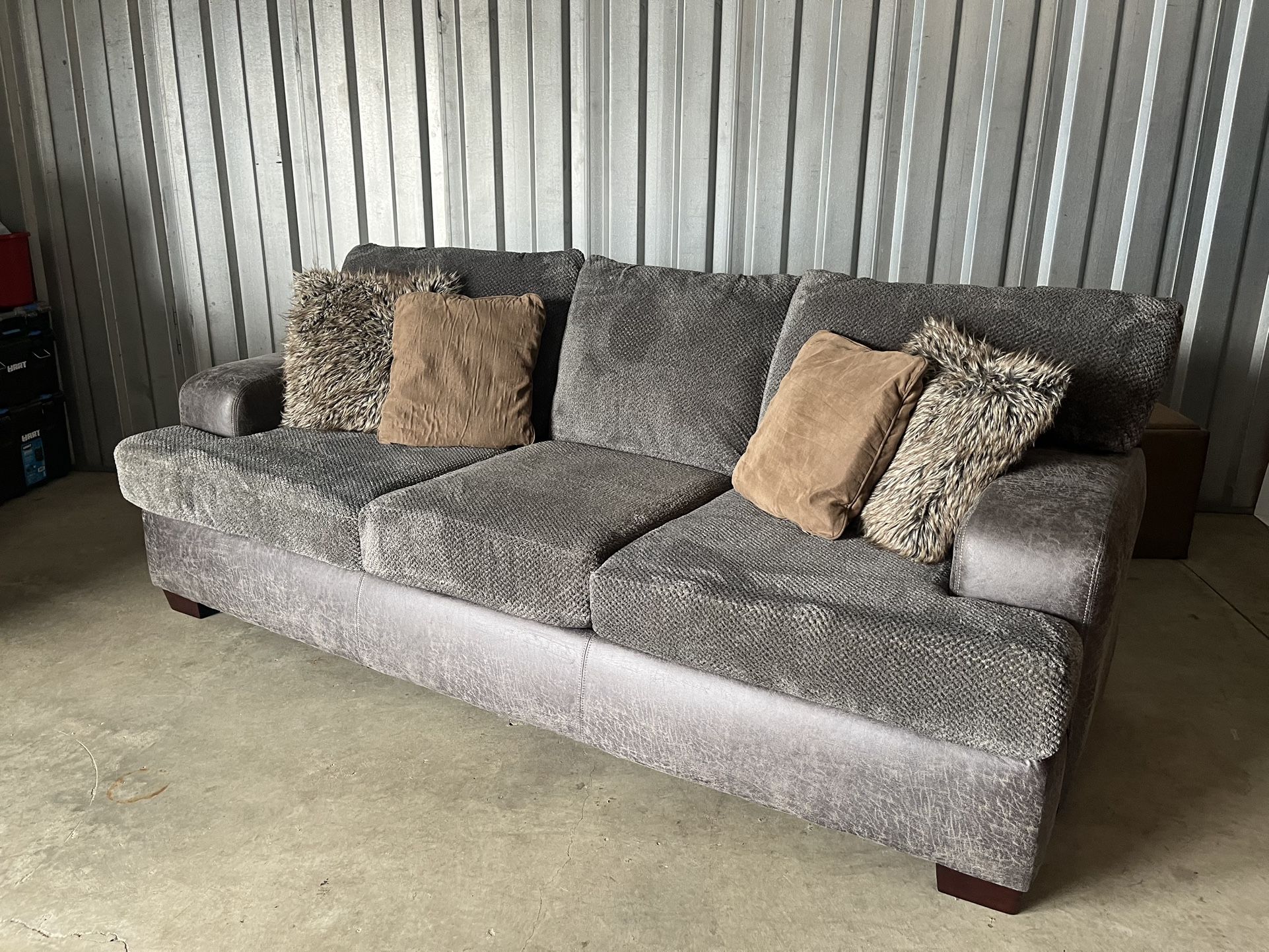 NEW ARRIVAL ‼️ OVERSIZED ROOMS TO GO SOFA W/ Pillows