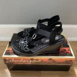 BRAND NEW SKECHERS RUMBLERS QUEEN B  WEDGE SANDAL, SIZE 6