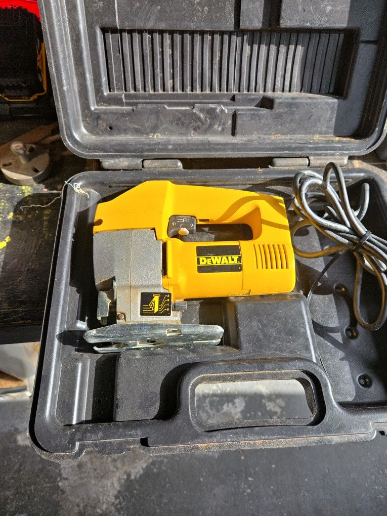DeWalt DW318 variable speed orbital jig saw.