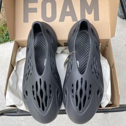 yeezy foam RNR m size 13