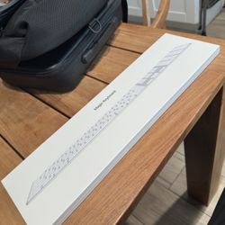 Apple Magic Keyboard with Numeric Keypad: Wireless, Bluetooth, Rechargeable. Works with Mac, iPad, or iPhone; US English - White