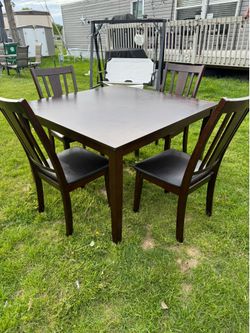 Very nice brown table in great condition no scratches and 4 great clean chairs