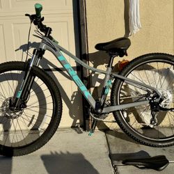 TREK MARLIN 5 FRAME SIZE S 27.5 Wheels MINT CONDITION 