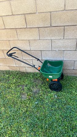 Lawn fertilizer & seed spreader