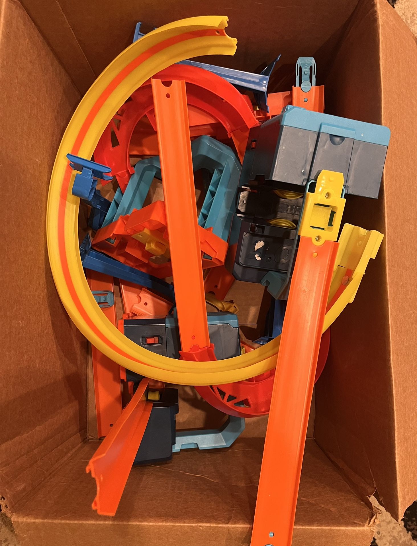 Hot wheels race track builders unlimited set 2 motorized Boosters And Batteries. Full Set