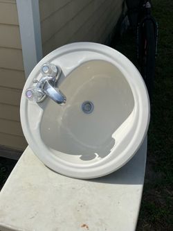 Round bathroom sink
