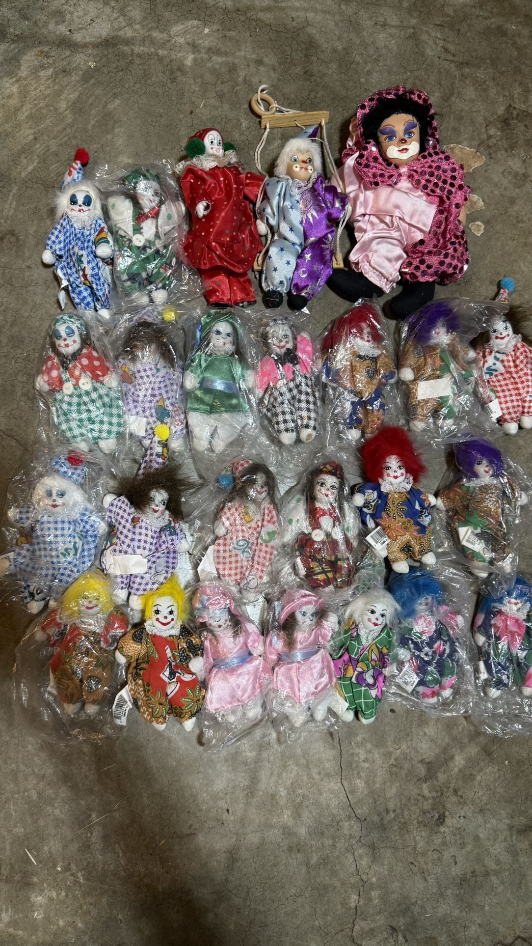 🎪 Vintage Porcelain & Cloth Clown Dolls – Lot of 30+  Unique collection of vintage clown dolls – includes both porcelain and soft cloth types. Most d
