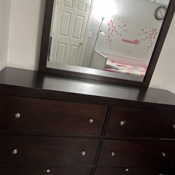 Dresser With Mirror 