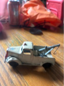 Vintage 1940's TOOTSIETOY Diecast Mack L-Line 4-1/2" Long Wrecker Tow Truck Toy
