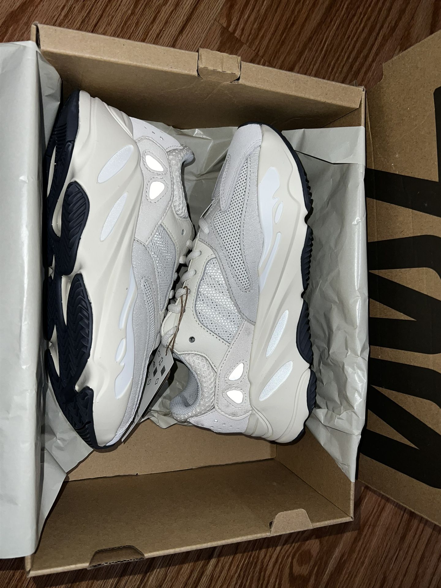 Yeezy 700 (Analog)