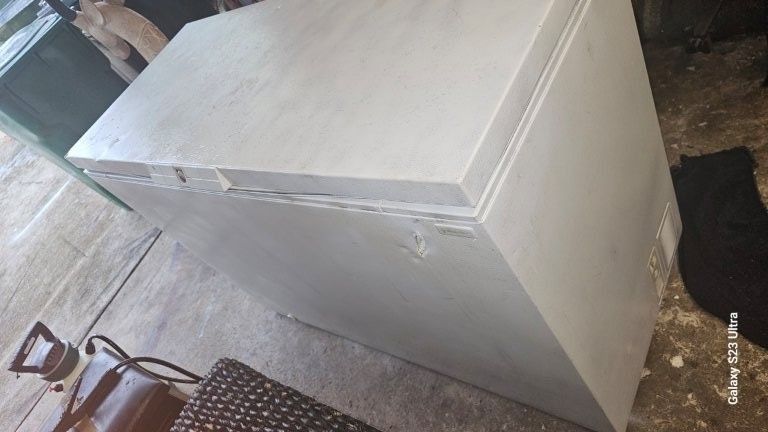 Chest Freezer-LARGE-Works Amazing- Just Looks Ukly