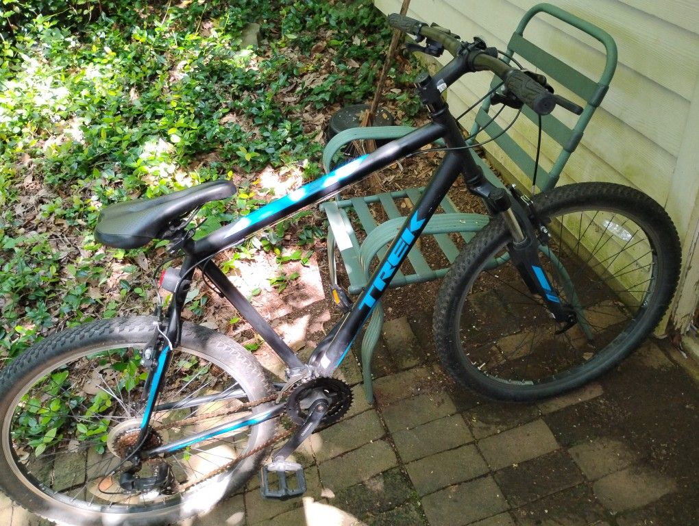 TREK 028 MOUNTAIN BIKE,21SPEED W/TRIGGER SHIFTERS,21IN.FRAME W/26 IN WHEELS,VERY GOOD CONDITION ASKING $200 OBO.