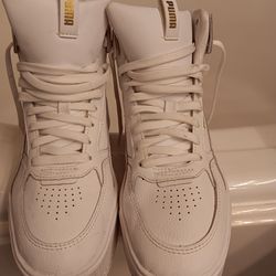 Puma women Sneekers ,size US 9 .5  ,UK size 7 , white