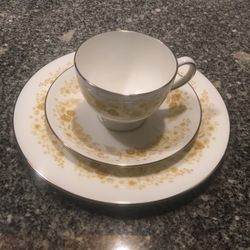 Wedgwood Bone China Made In England Mimosa White With Yellow Flowers Dinnerware