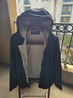 BRAND NEW North Face Woman's Hooded Rain Jacket - Size Medium
