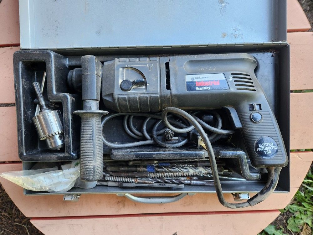Black & Decker 5014 3/4" Rotary Hammer With Metal Case And Approx. 20 Bits