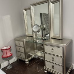 Elegant Makeup Vanity 